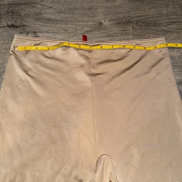 Spanx Slimplicity shaper short XL - tan with white print lining - Picture 2 of 9